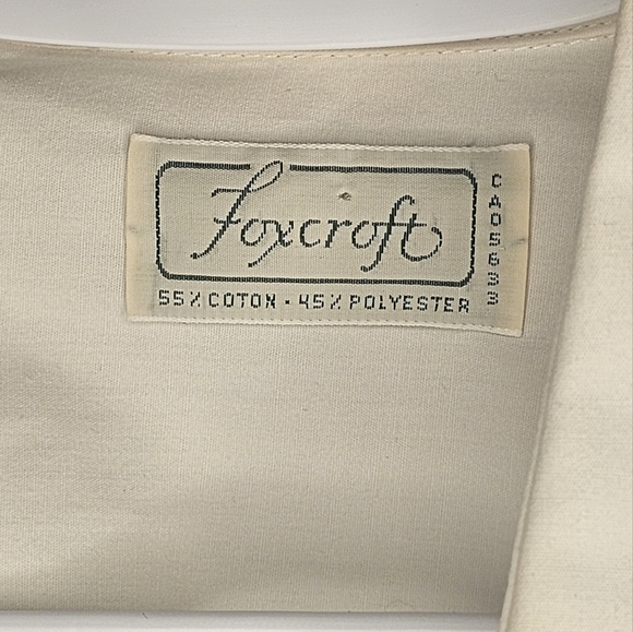 Classic White Button-Up Shirt - Picture 4 of 4